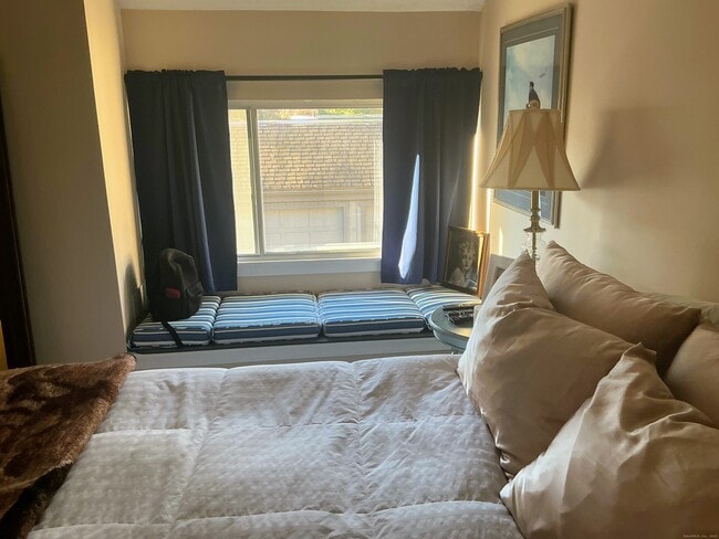 Building Photo - 504 Heritage Vlg