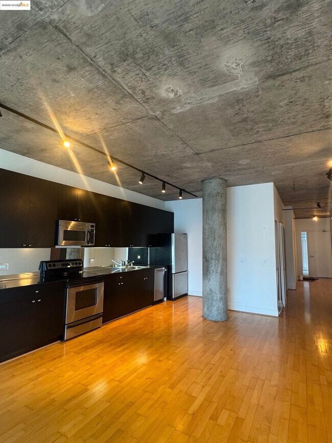 Building Photo - 311 Oak St