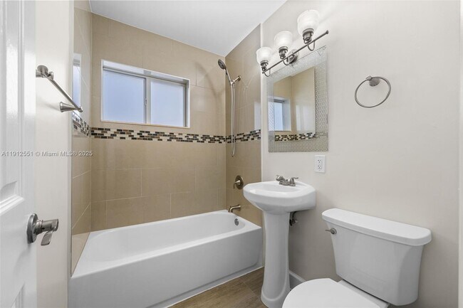 Building Photo - 2410 Coolidge St