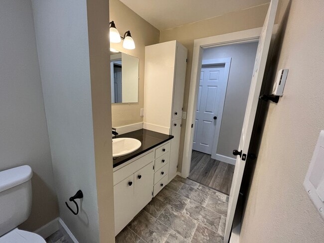 Building Photo - Contemporary 2 Bedroom / 1 Bath in Charming Cliff-Cannon Suburb