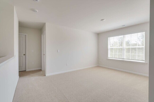 Building Photo - "Spacious 5-Bedroom Haven in Fuquay-Varina!"
