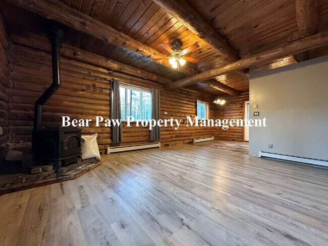 Building Photo - Perfect Mountain Log Home!