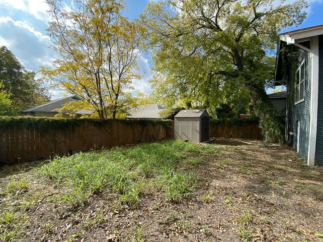 Building Photo - Dignowity Remodeled 3 bedroom 2 bath