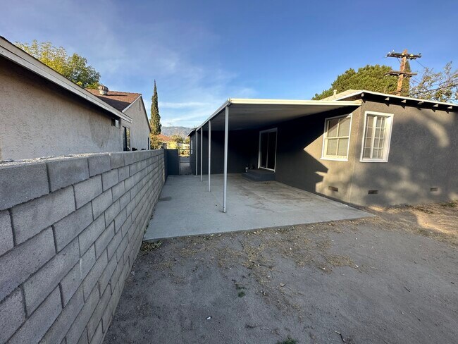 Building Photo - 1235 Roxbury Dr