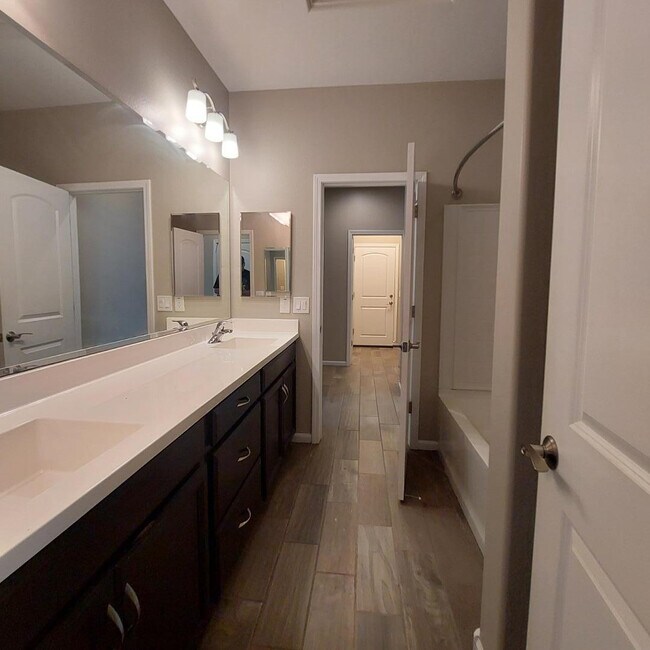 Building Photo - 1025 S 200th Ln