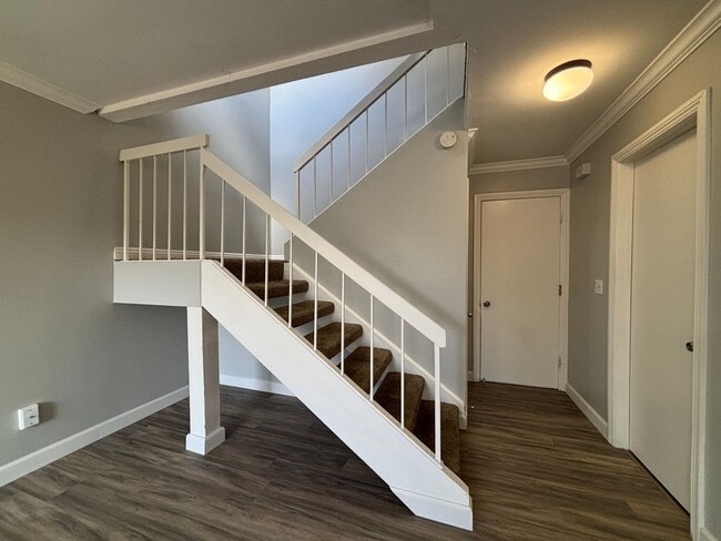Building Photo - Spacious 3BD/2.5BA Townhouse in UTC W/ 2-C...