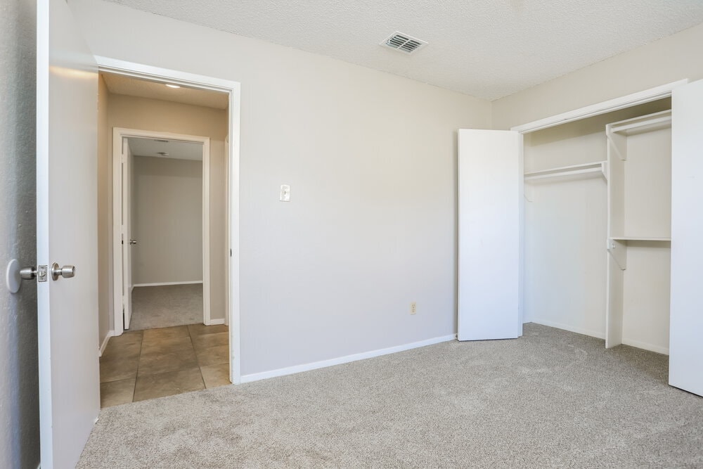 Building Photo - 1401 Lincolnshire Way