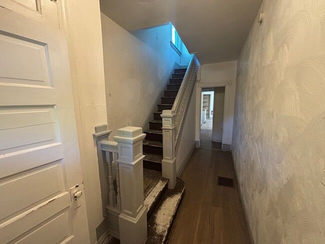 Building Photo - Rare 4 BR/ 2 BA Home with Multi-Generational Layout
