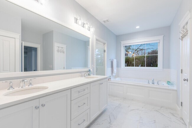 Building Photo - 7018 Statendam Ct
