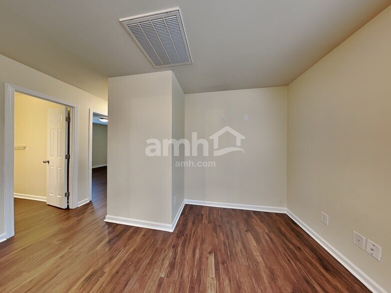 Building Photo - 3012 Cardinal Lake Dr