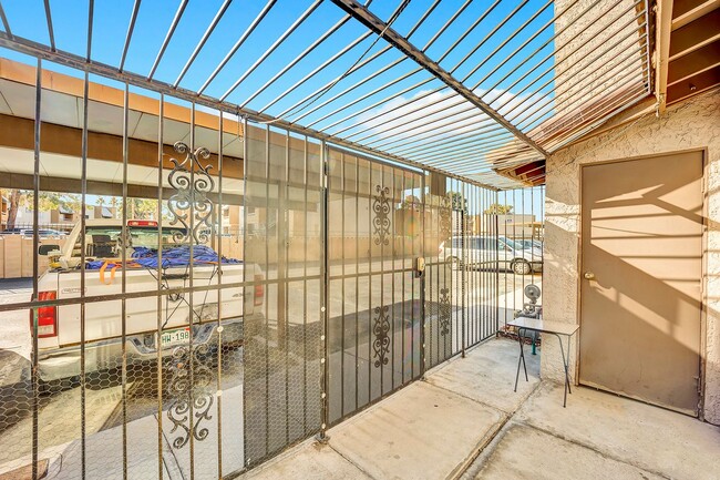 Building Photo - PARTIALLY FURNISHED 3 BEDROOM TOWNHOME NEAR CHINATOWN & STRIP