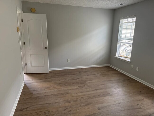 Building Photo - 340 Amir Cir