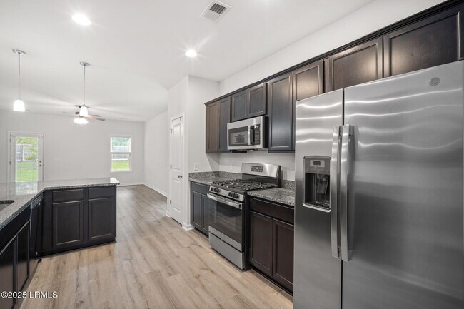 Building Photo - 98 Great Bend Dr