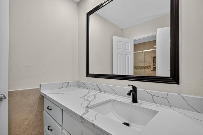 Building Photo - 15914 Val Vista Dr
