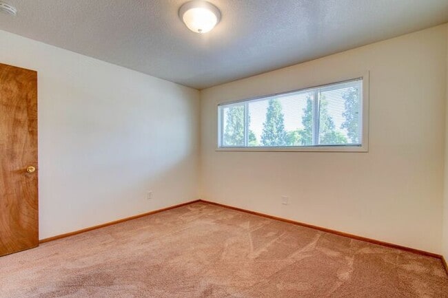 Building Photo - Spacious & Modern Living at Silver Creek I...