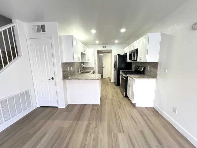 Building Photo - 3 bedroom, 2.5 bathroom home located in Henderson, NV!