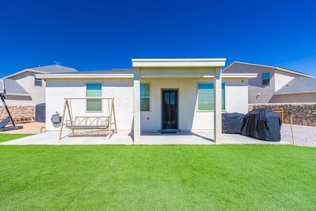 Building Photo - Beautiful home offers access to resort-style amenities
