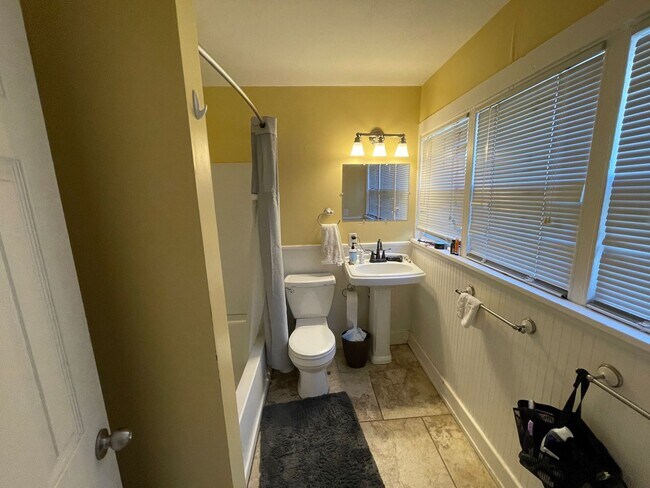 Building Photo - 1709 Laramie St