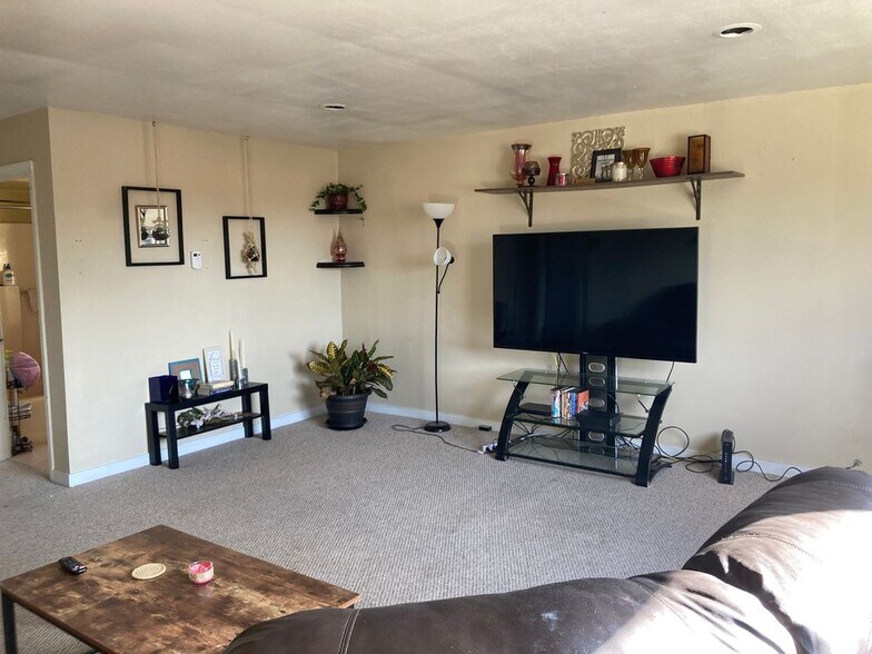 Building Photo - 301 1/2 S Winebiddle St, Apt 5