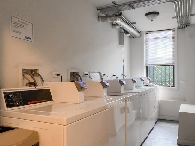 Building Photo - 4742 N Hermitage Ave