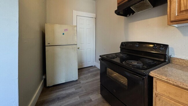 Building Photo - 3-bed Philly home with hardwood floors, an...