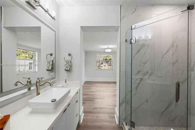 Building Photo - 1224 Country Club Prado