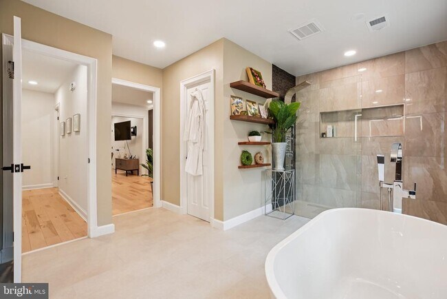 Building Photo - 4353 Westover Pl NW