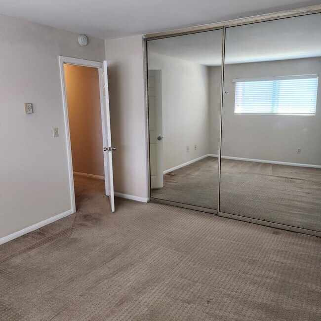 Building Photo - UTC Duplex 1475 Sq Ft 3 bedroom 1.5 ba woo...