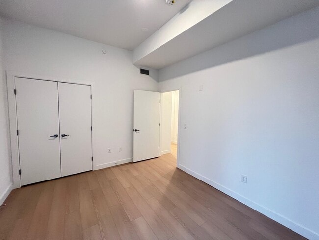 Building Photo - 141 Christopher Columbus Dr