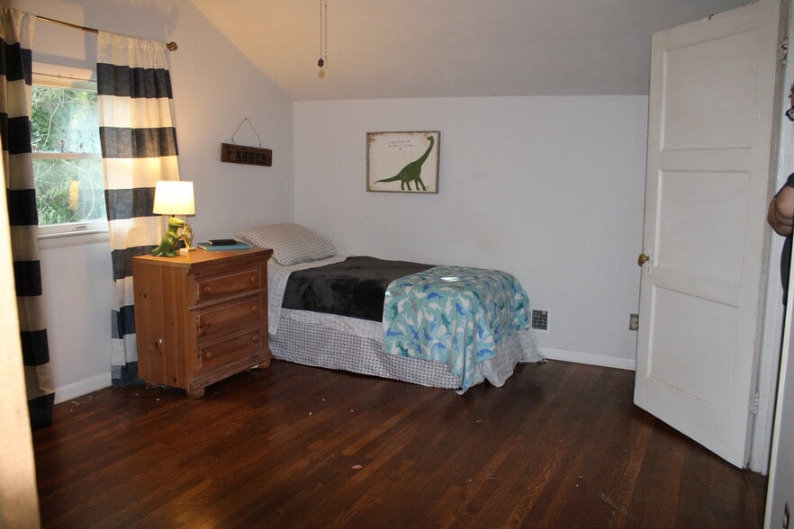 Upstairs bedroom - 1215 Stonebrook Rd