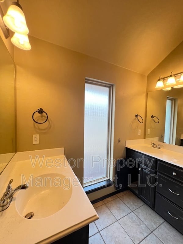 Building Photo - 19136 Cottonwood Ct