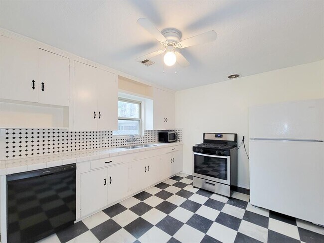 Building Photo - 2249 Branard St