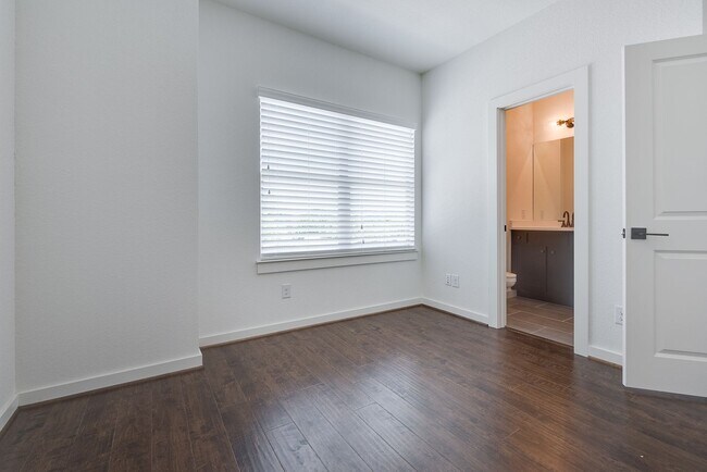 Building Photo - * MOVE IN SUMMER 7/15/2027 * 5-Bed 5.5 Bat...
