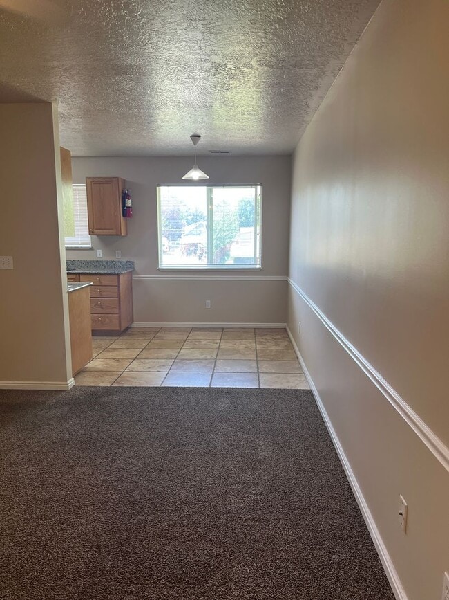 Building Photo - Brentwood Upper Level Condo - 2 Bed, 1 Bath with Washer/Dryer and Optix Internet!
