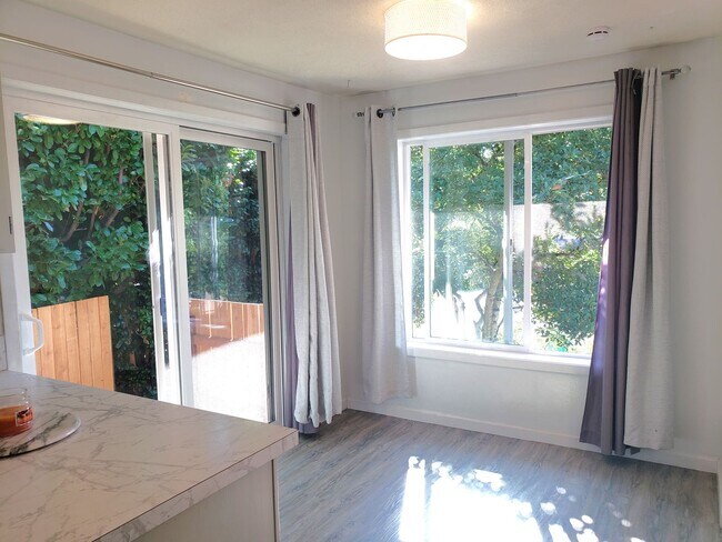 Building Photo - Charming Milwaukie House with Beautiful Ba...
