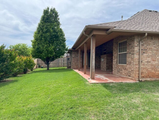 Building Photo - (3) Bed/(2) Bath + Study and Safe Room in ...