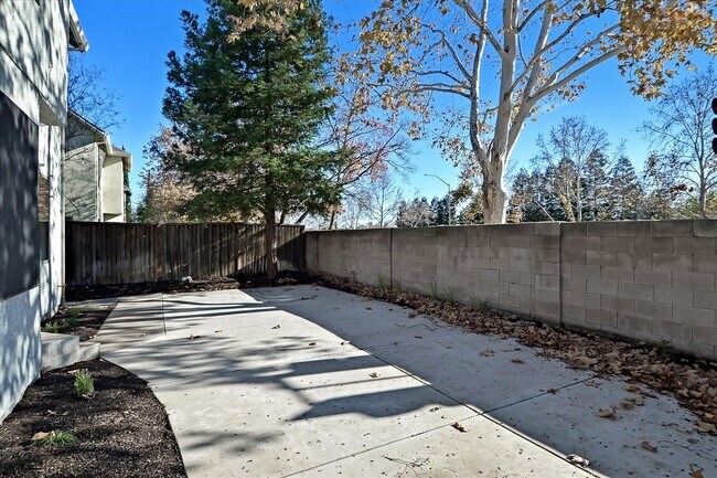 Building Photo - 970 Antelope Terrace