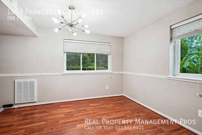 Building Photo - 1659 Parkcrest Cir