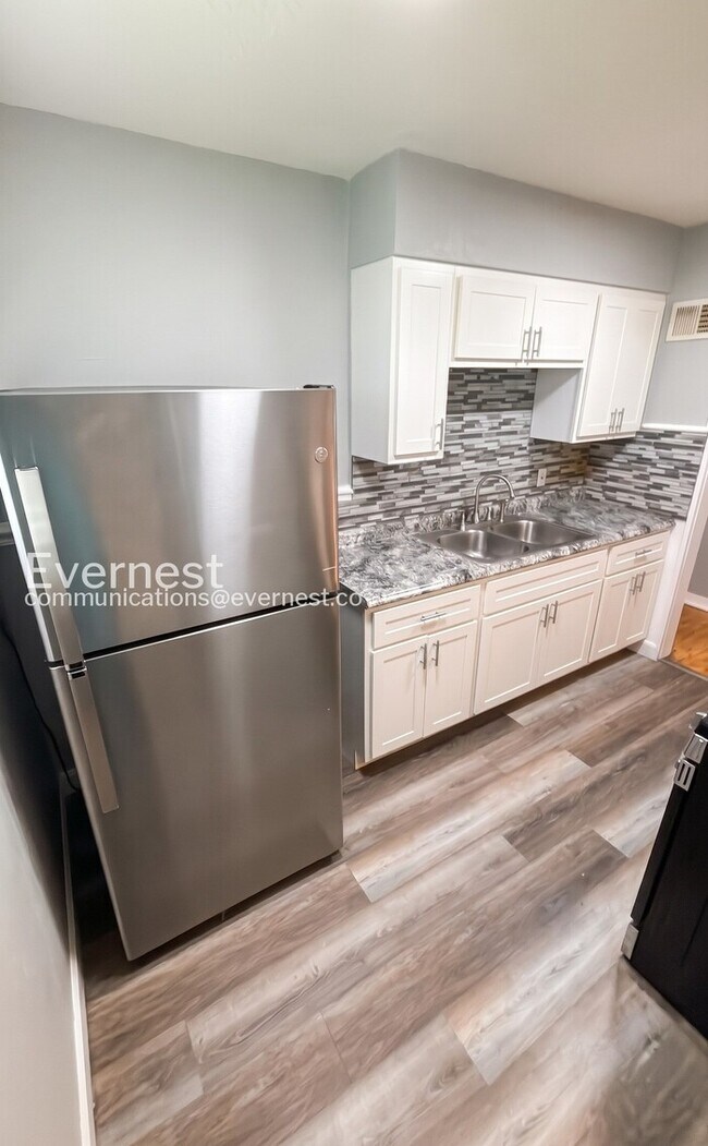 Building Photo - 3 Bed/1 Bath Home with Fenced Yard & Garage / Vouchers Accepted / Available Now!