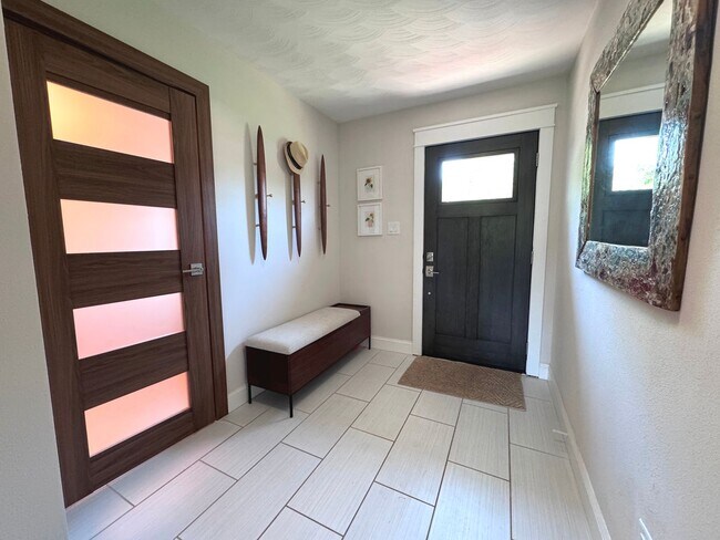 Building Photo - Lakefront Great Neck Home! 4/2.5 brick ranch in lovely Southern Point