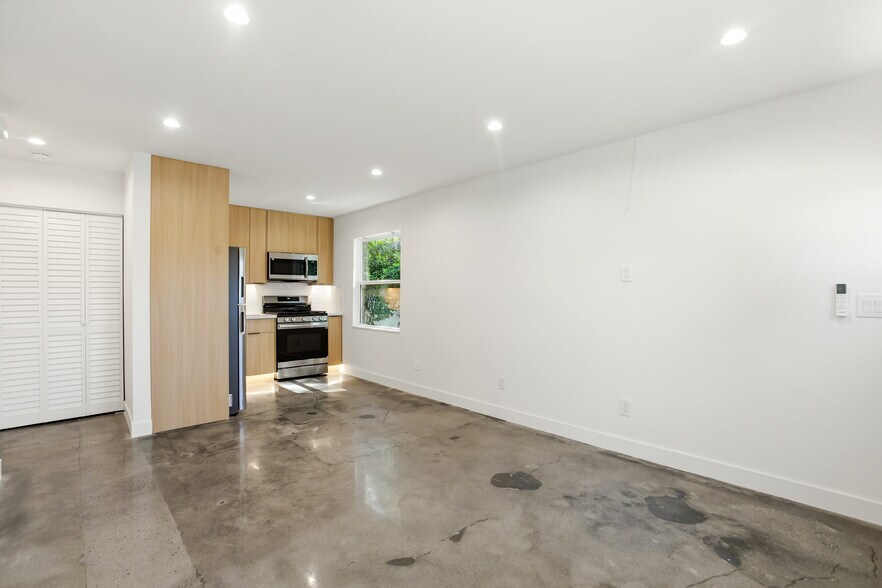 Living space - 7314 Fallbrook Ave