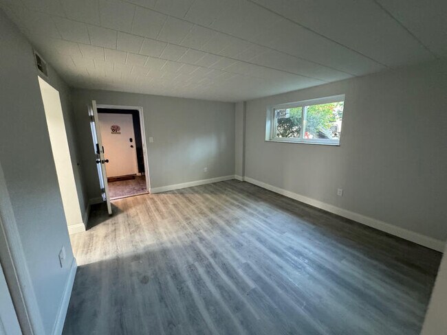 Building Photo - 908 Erdner Ave