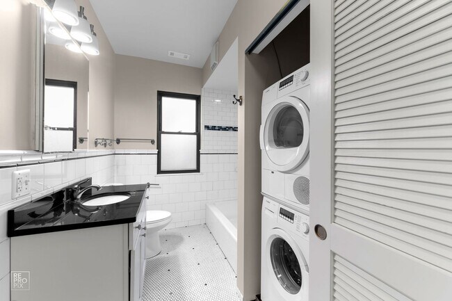 Building Photo - 2-Bedroom Gem in Oak Park Historic District
