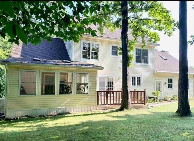 Building Photo - 1556 Shagbark St