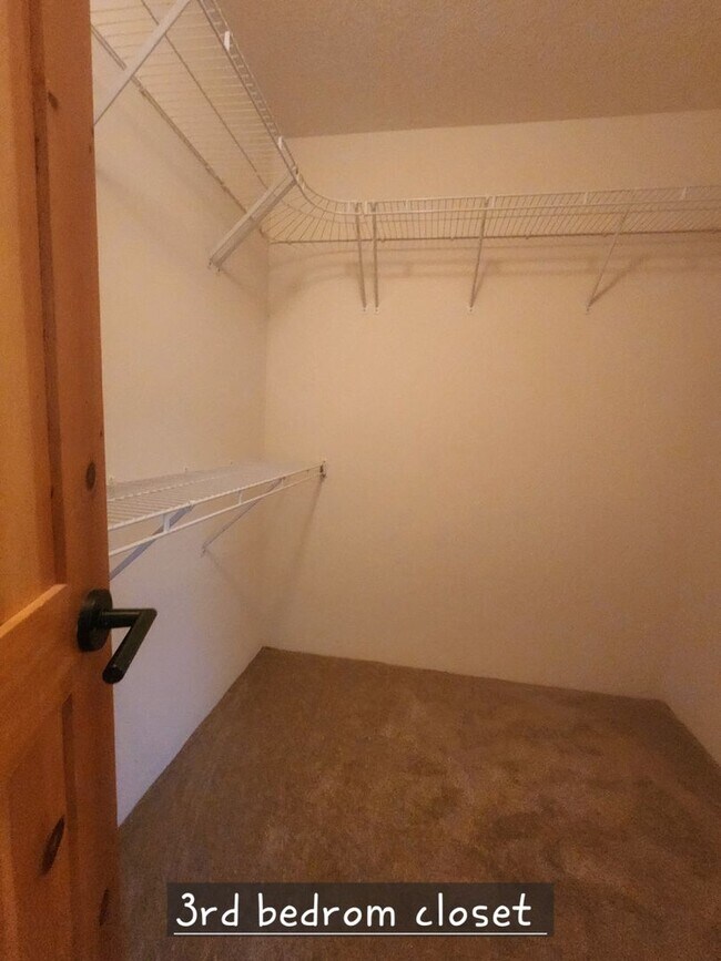 Building Photo - 4 bedroom 2.5 bath far NE Heights