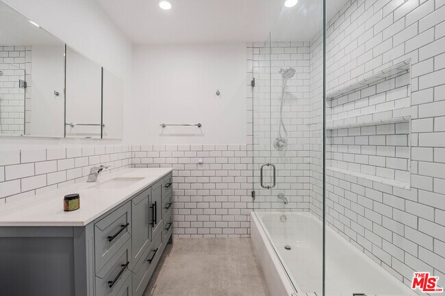 Building Photo - 1628 W 80th St