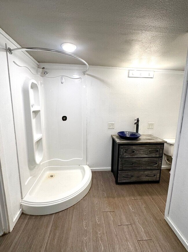 Building Photo - Spacious 4 Bed Home Near Bass Pro with Detached Garage & Fenced Yard