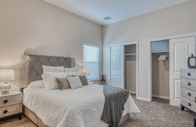 Building Photo - Eastside area for  Short or Long Term Rental(Completely Furnished) Beautiful 4 bed/2.5 baths