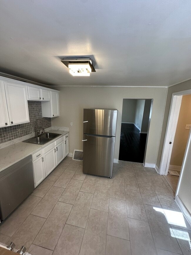 Building Photo - 554 W Station St