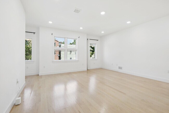 Building Photo - 131 Zabriskie St